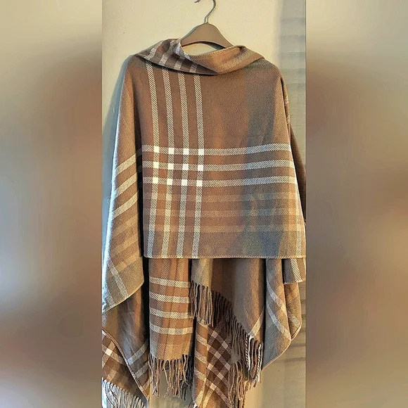 Cozy Poncho /wrap - Picture 2 of 3